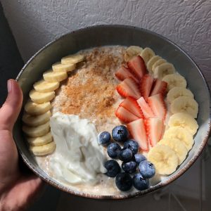 Porridge de avena con frutas