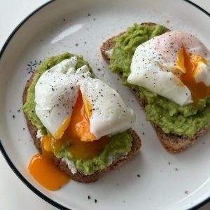 tostadas de aguacate con huevo